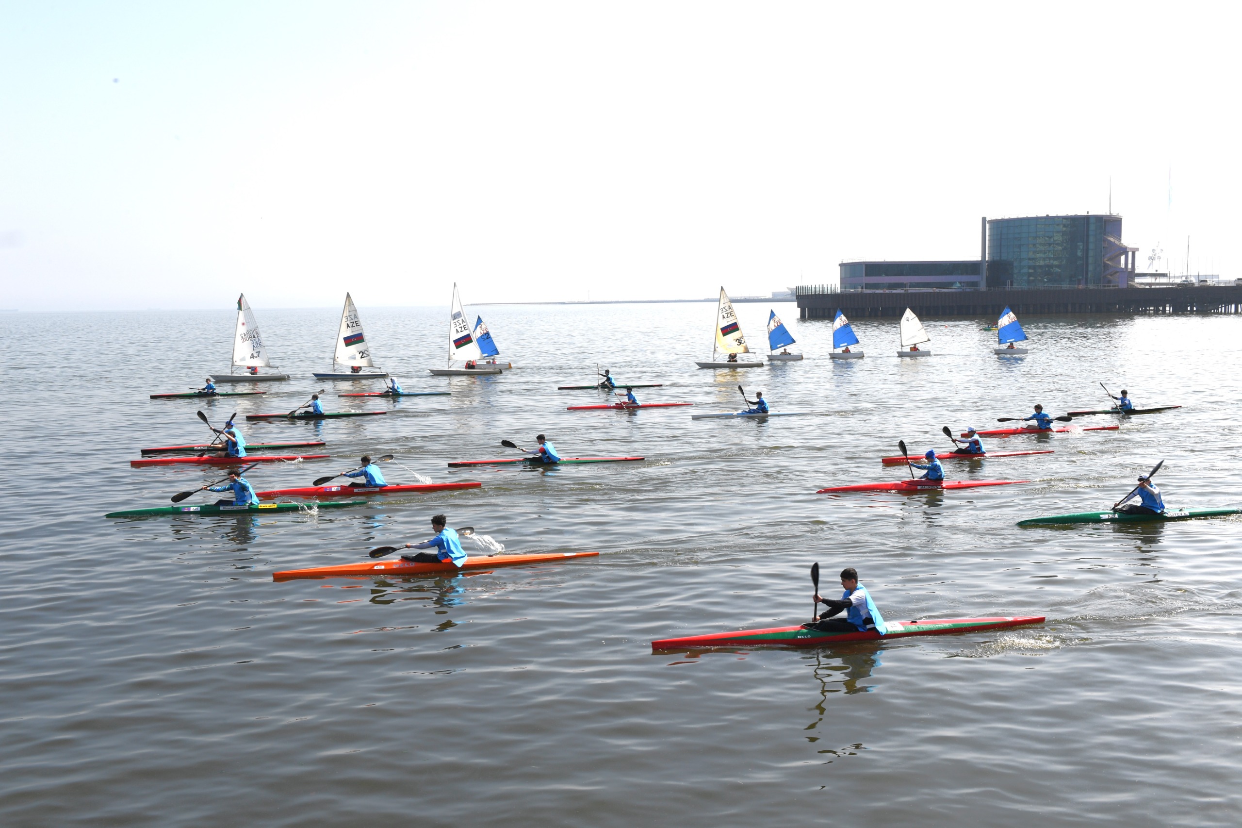 Bakıda Xəzərin suları avarçəkmə və yelkənli qayıqlarla bəzəndi (FOTO)